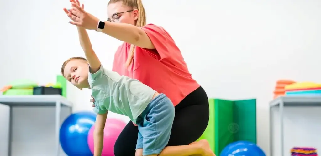 الفرق بين العلاج الوظيفي والعلاج الفيزيائي كل التفاصيل التي تبحث عنها